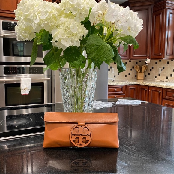 Tory Burch Cuoio Miller Clutch NWOT - Picture 10 of 16